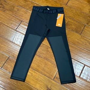 Lucy Black/Fossil Woman Up Capri Leggings
